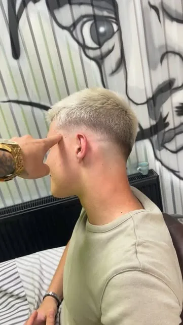 Platinový blond a skin fade