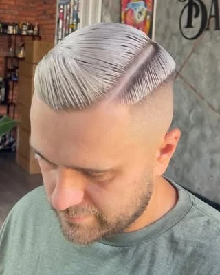Platinový strih s ostrou cestičkou
