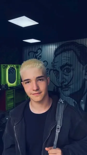 Svetlý buzz cut