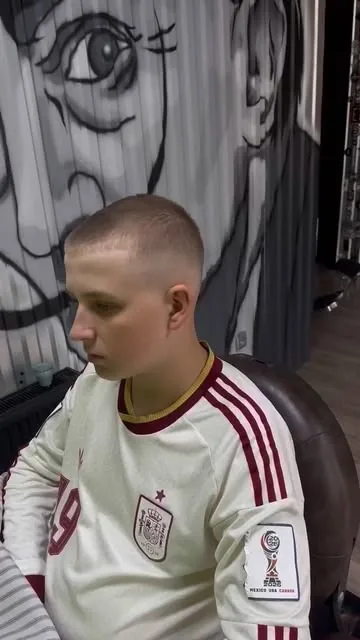 Krátky strih chlapca v holičskom kresle