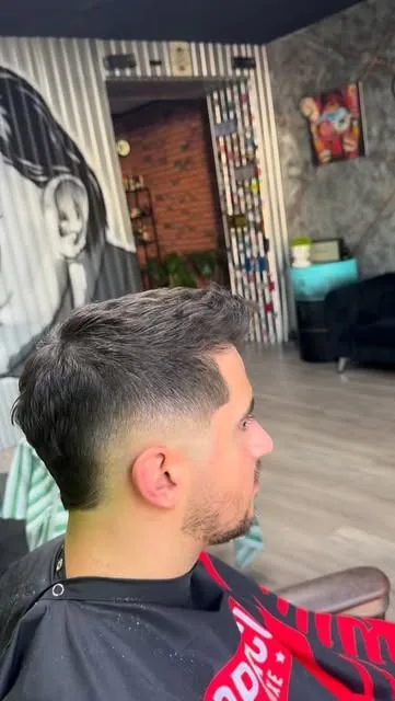 Burst fade s bradou, pohľad zboku